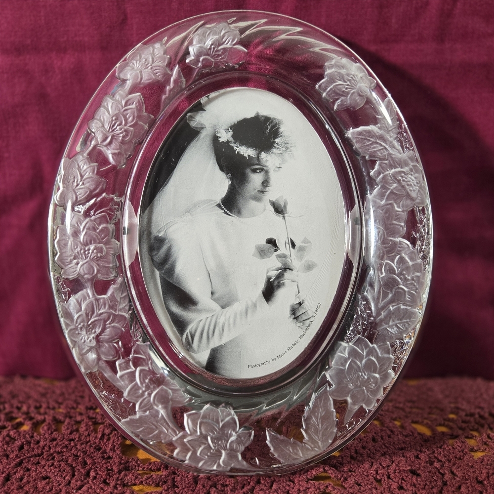 "Crystal Clear Signatures" Oval Picture Frame with Frosted Floral Designs, 5X7